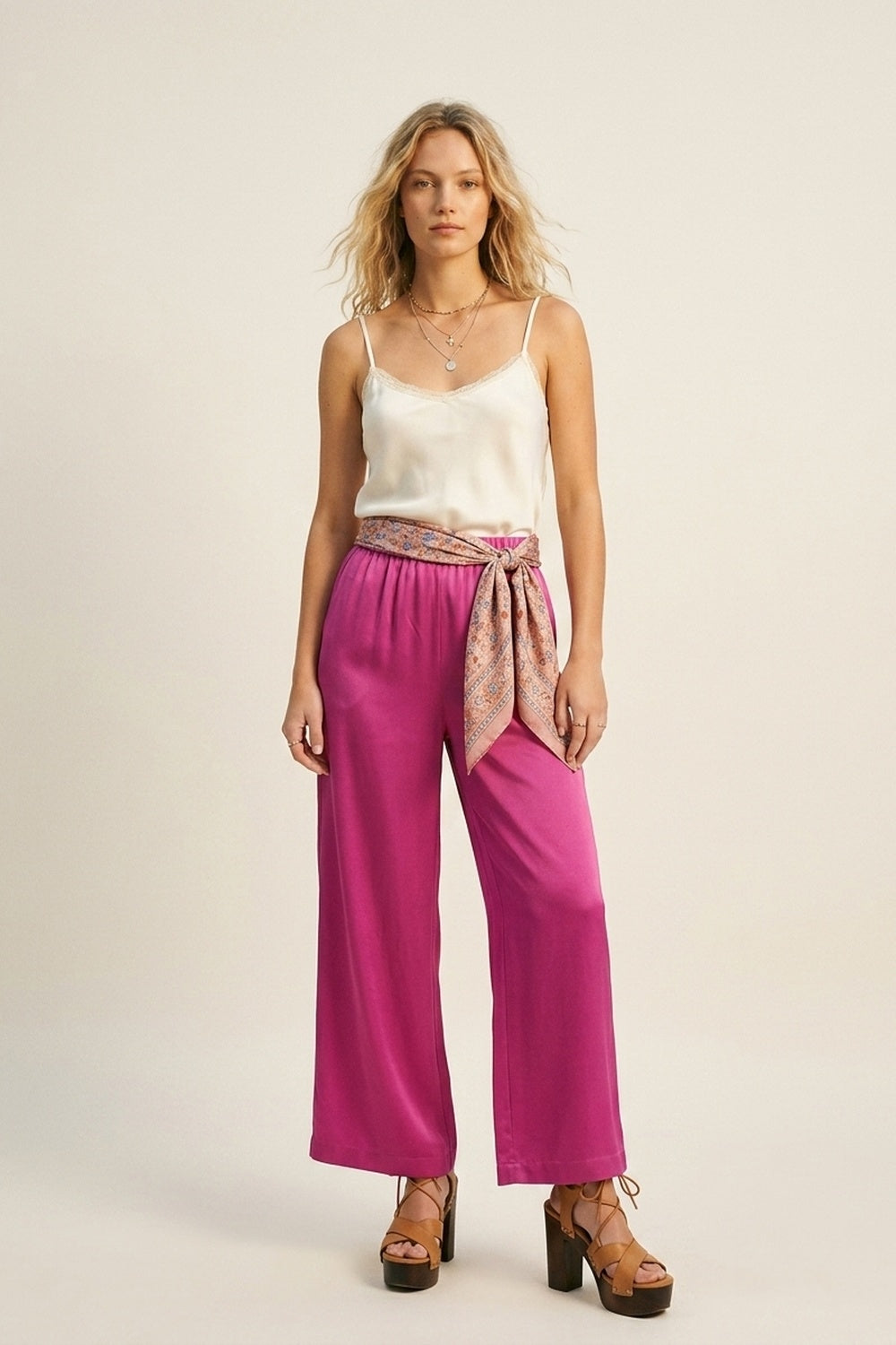 Pantaloni fucsia in raso leggero a gamba larga con vita elastica