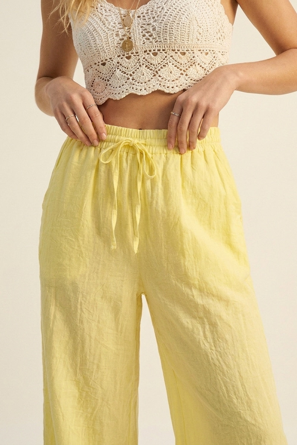 Pantaloni gialli a gamba larga con coulisse in tessuto trasparente
