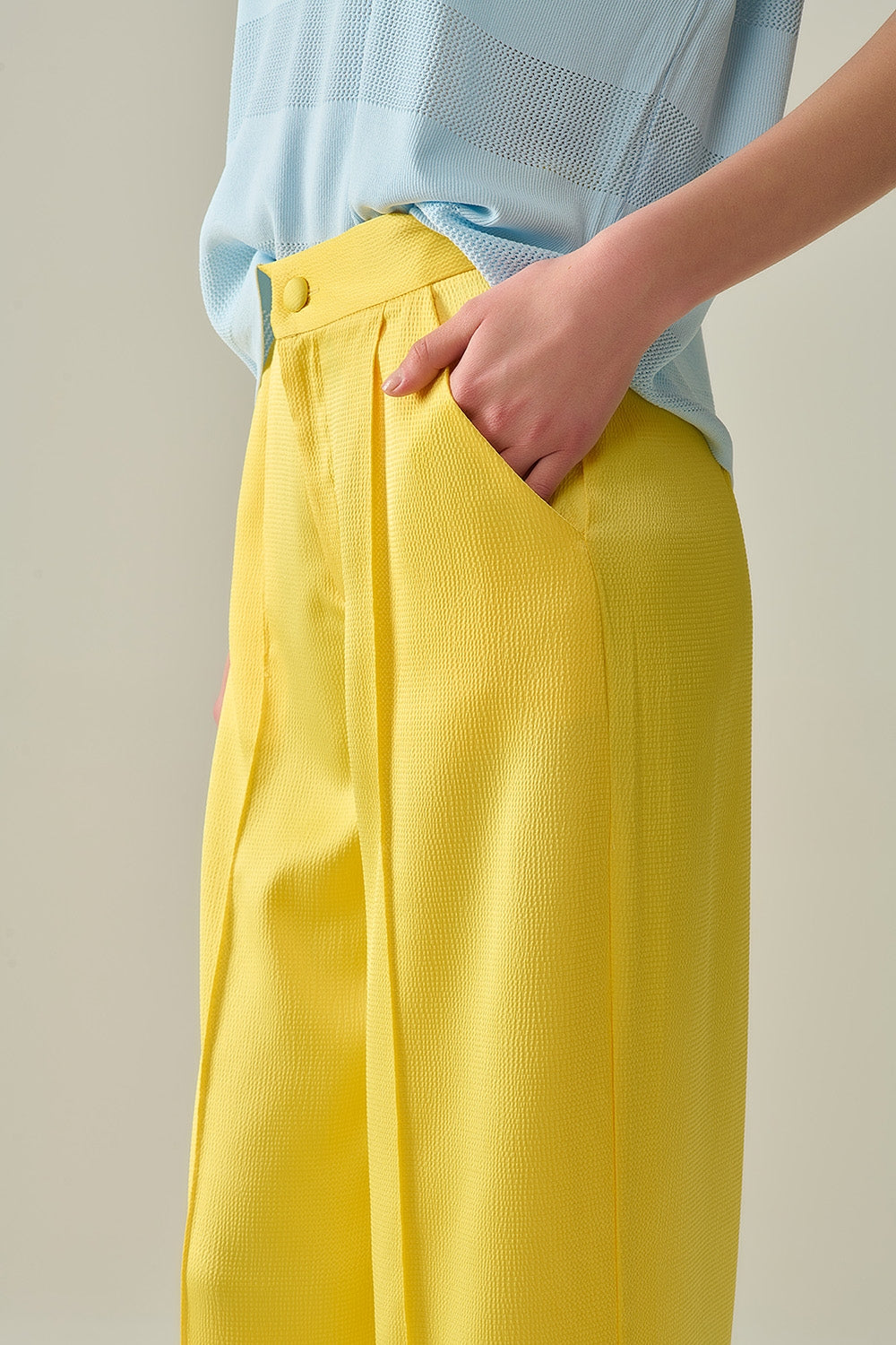 pantaloni gialli a gamba larga in raso strutturato