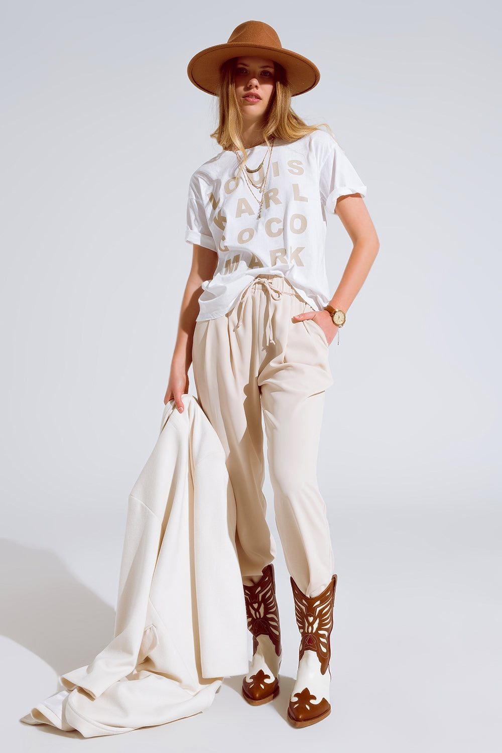 Pantaloni in beige con tasche frontali e coulisse di chiusura