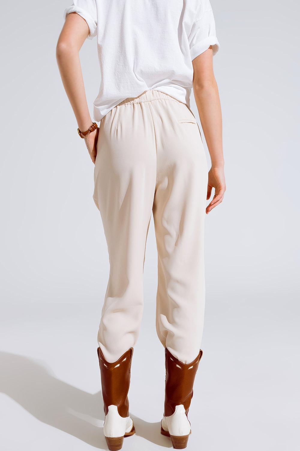 Pantaloni in beige con tasche frontali e coulisse di chiusura