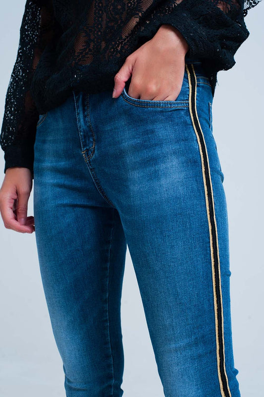 Q2 Pantaloni in denim blu con fascia laterale dorata e nera