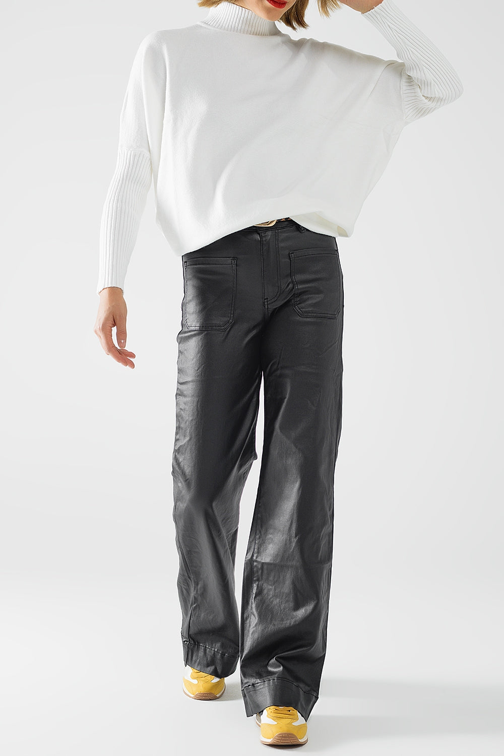 Pantaloni in ecopelle con gamba larga e dettaglio delle tasche
