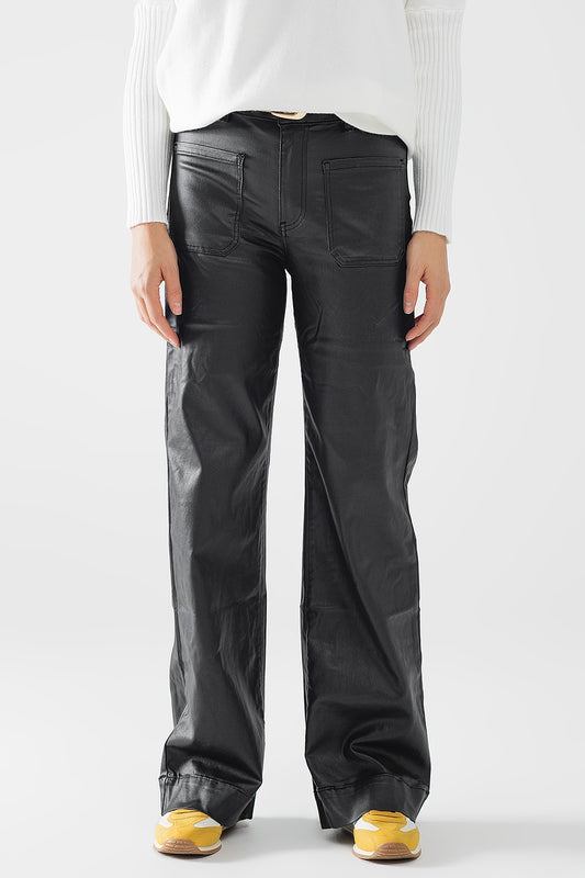 Pantaloni in ecopelle con gamba larga e dettaglio delle tasche
