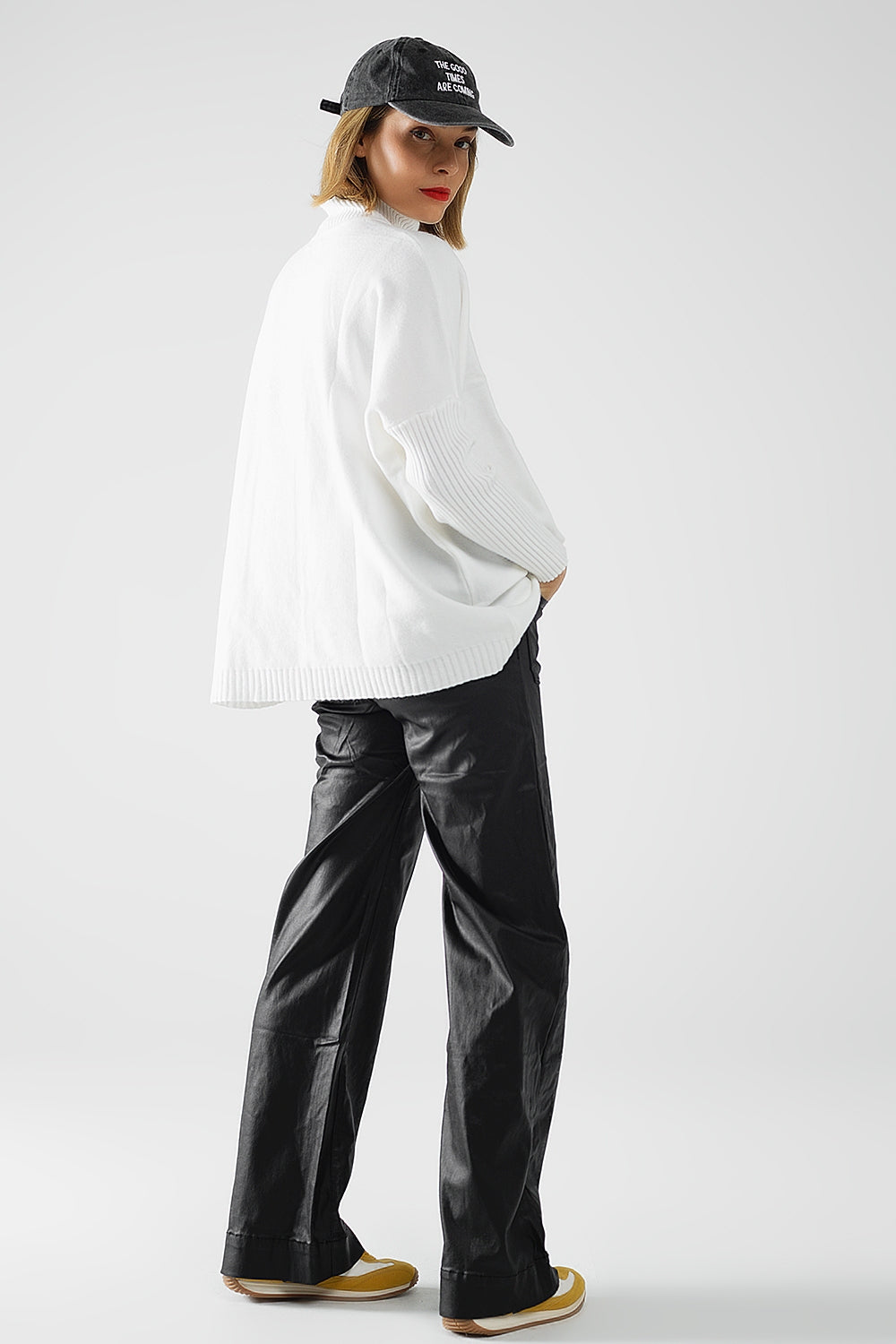 Pantaloni in ecopelle con gamba larga e dettaglio delle tasche