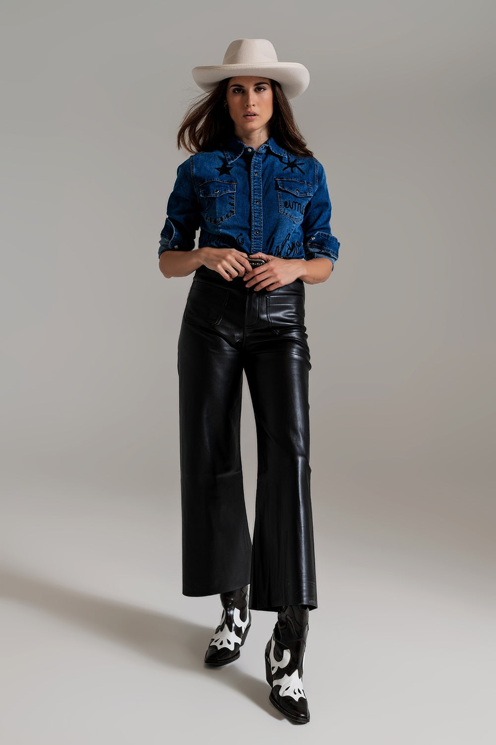 pantaloni in ecopelle nera stile palazzo con dettaglio tasche