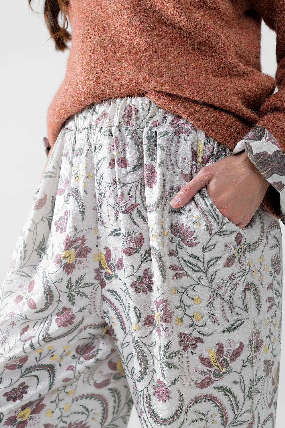 pantaloni in raso grigio stampato a fiori