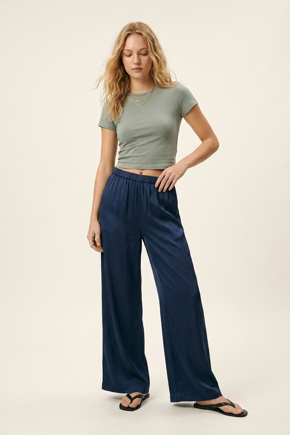 Pantaloni in raso leggero blu navy a gamba larga con elastico in vita