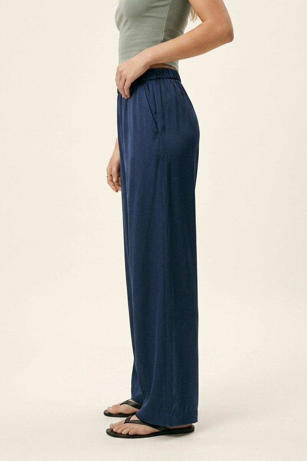 Pantaloni in raso leggero blu navy a gamba larga con elastico in vita