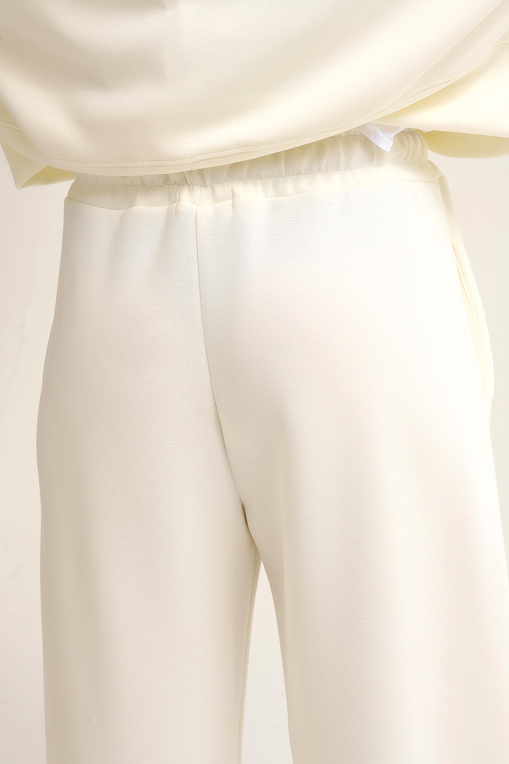Pantaloni jogger in maglia morbidissima color crema con coulisse in vita