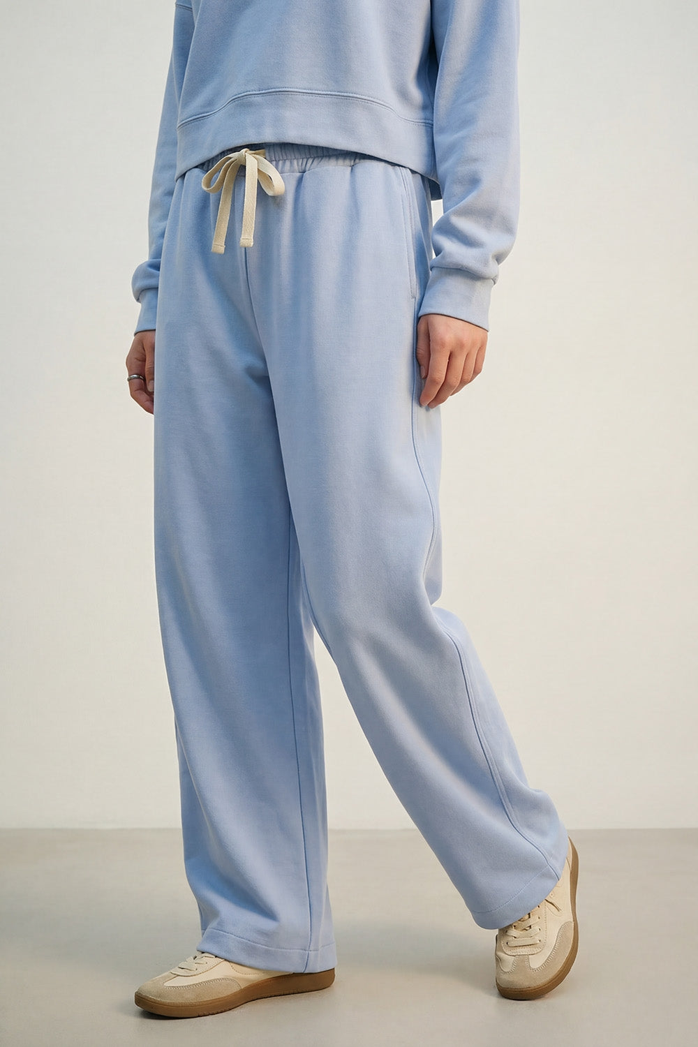 Pantaloni jogger in maglia morbidissima di colore blu con coulisse in vita