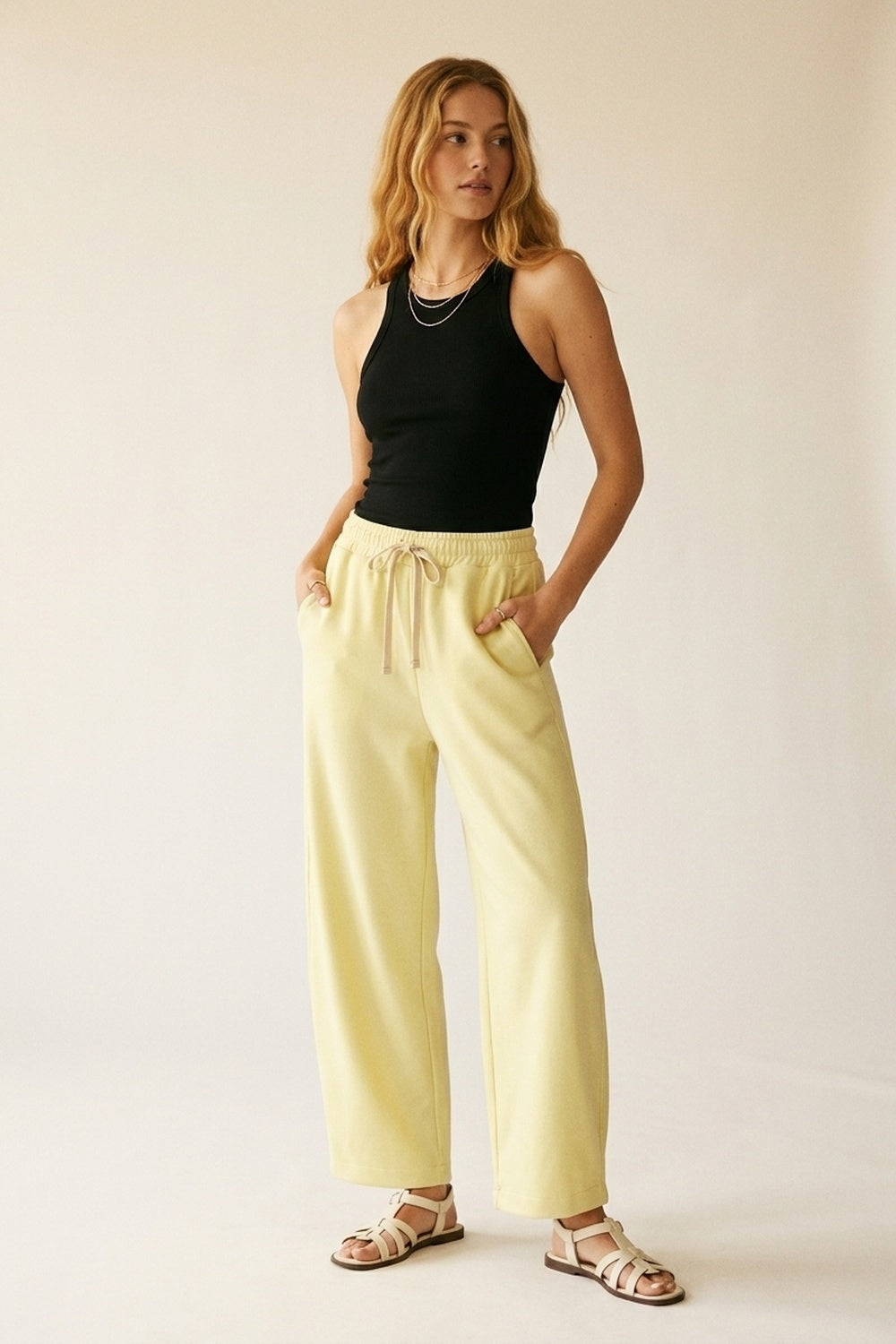 Pantaloni jogger in maglia morbidissima di colore giallo con coulisse in vita