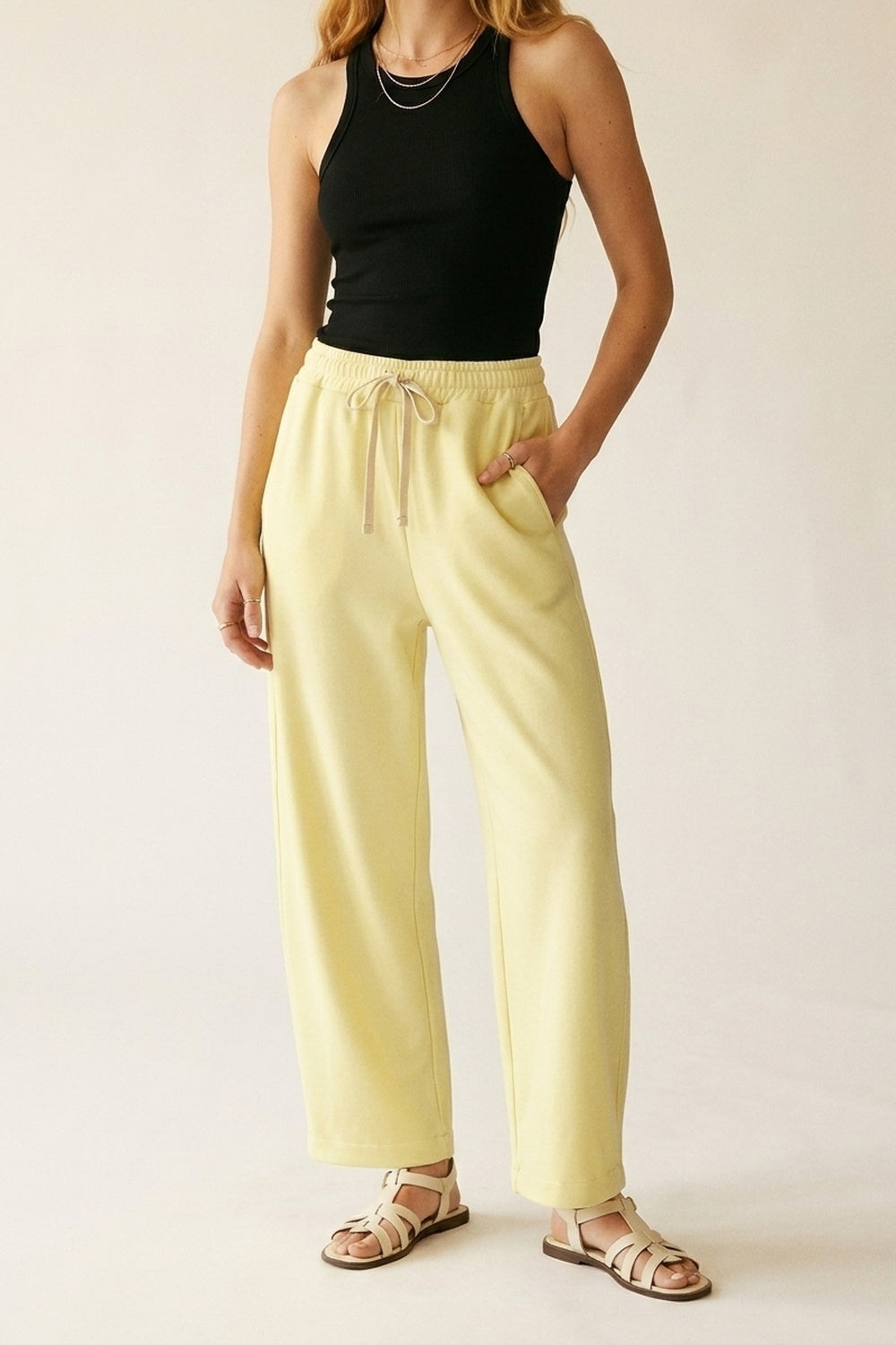 Pantaloni jogger in maglia morbidissima di colore giallo con coulisse in vita