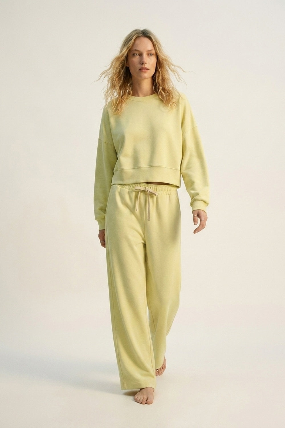 Pantaloni jogger in maglia morbidissima di colore giallo con coulisse in vita