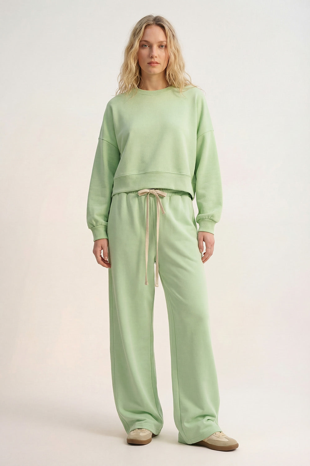 Pantaloni jogger in maglia morbidissima di colore verde con coulisse in vita