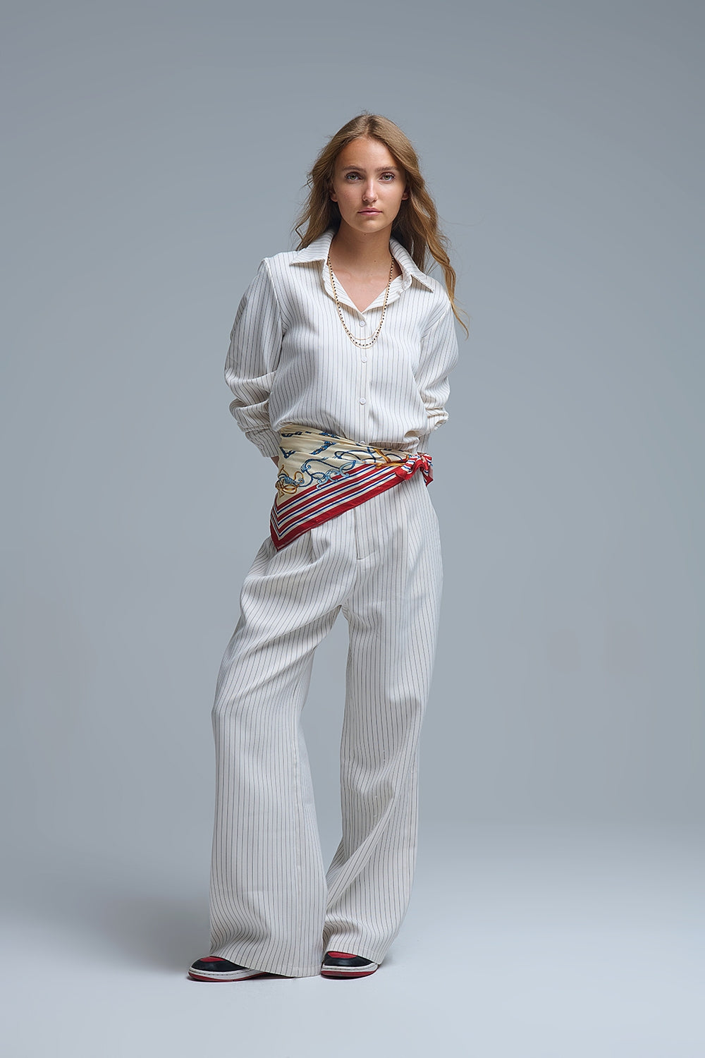 Pantaloni larghi chic gessati color crema con vestibilità foderata