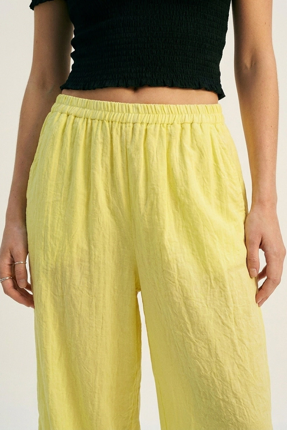 Pantaloni larghi gialli con tessuto trasparente