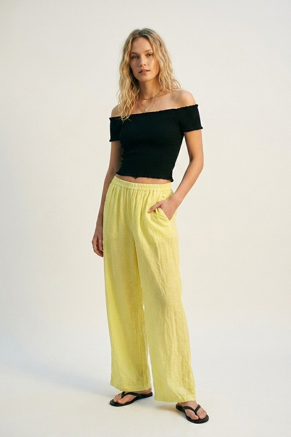 Pantaloni larghi gialli con tessuto trasparente
