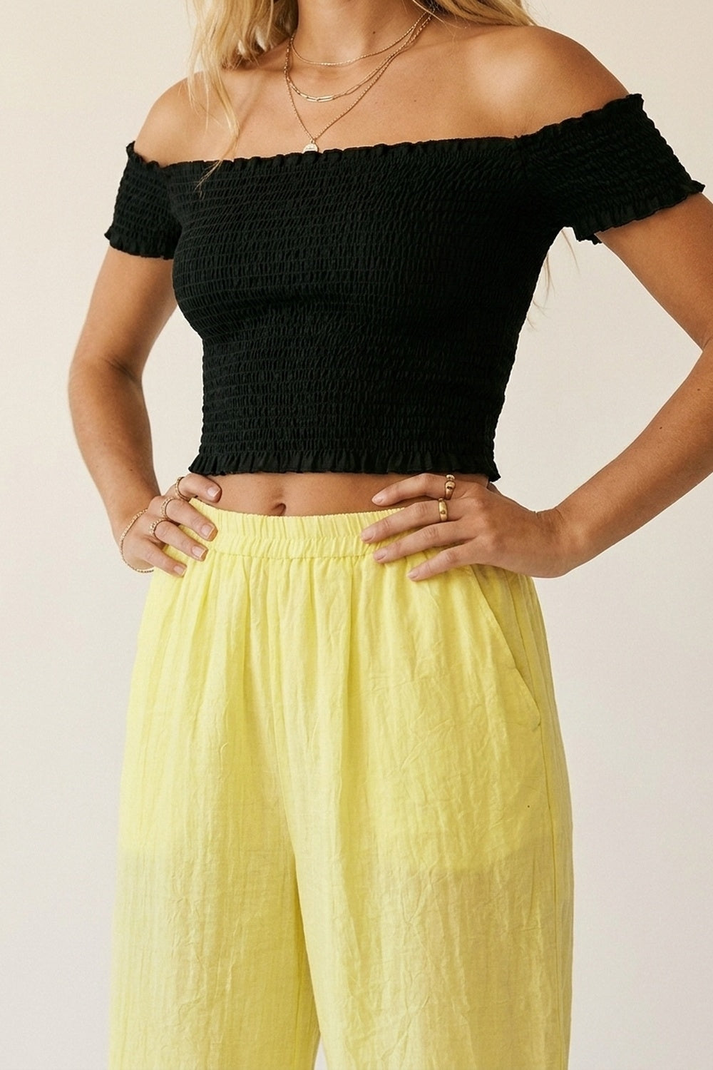 Pantaloni larghi gialli con tessuto trasparente
