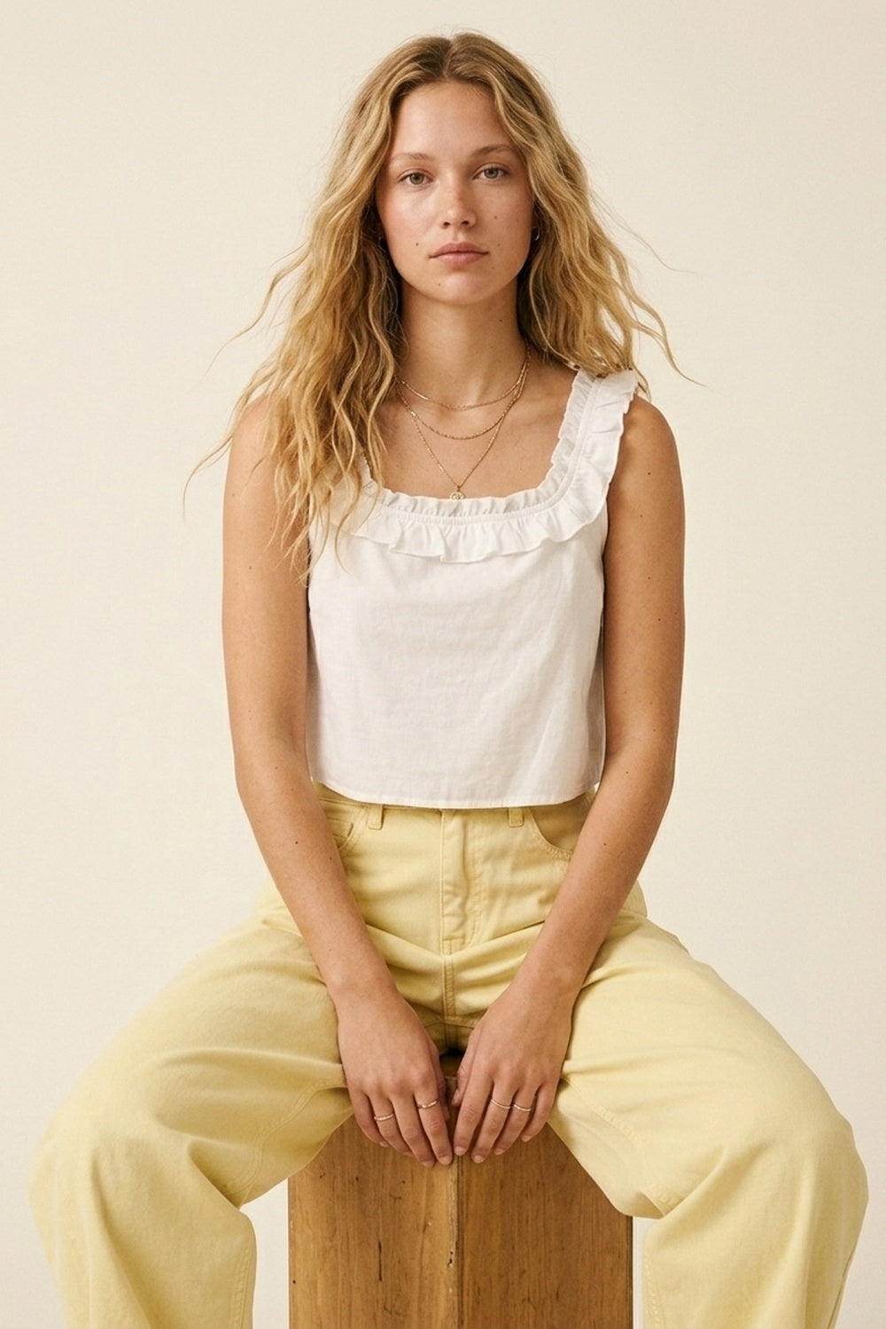 Pantaloni larghi in cotone giallo chiaro con cucitura laterale