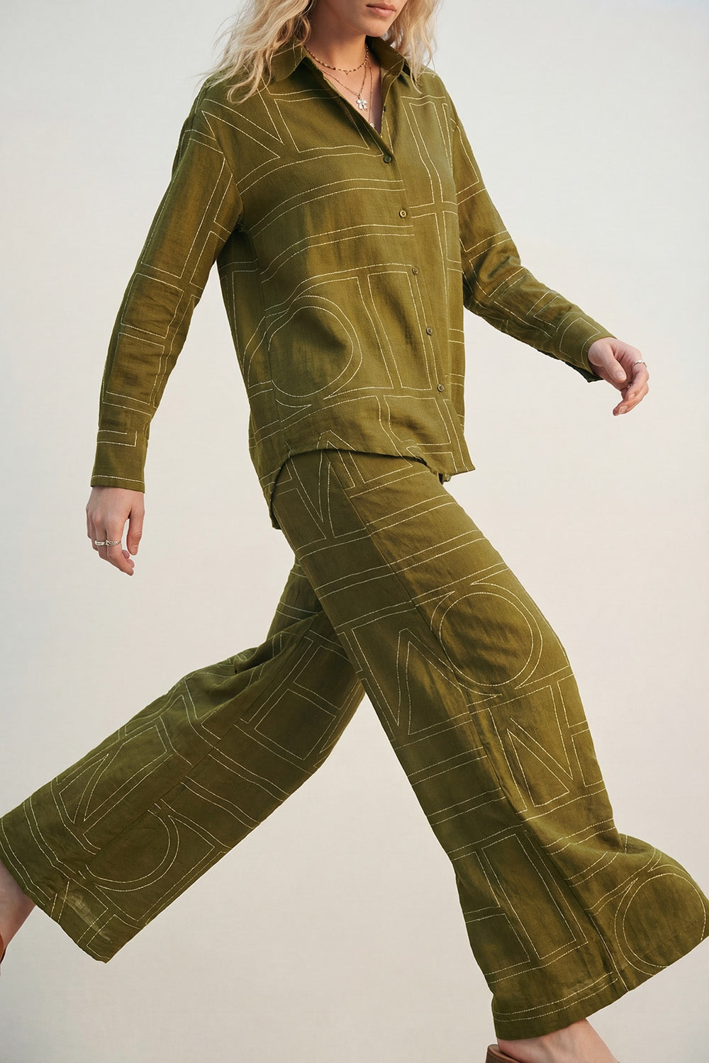 Q2 Pantaloni larghi in tessuto fine fluido oliva con stampa grafica
