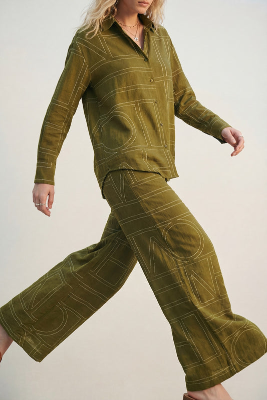 Q2 Pantaloni larghi in tessuto fine fluido oliva con stampa grafica