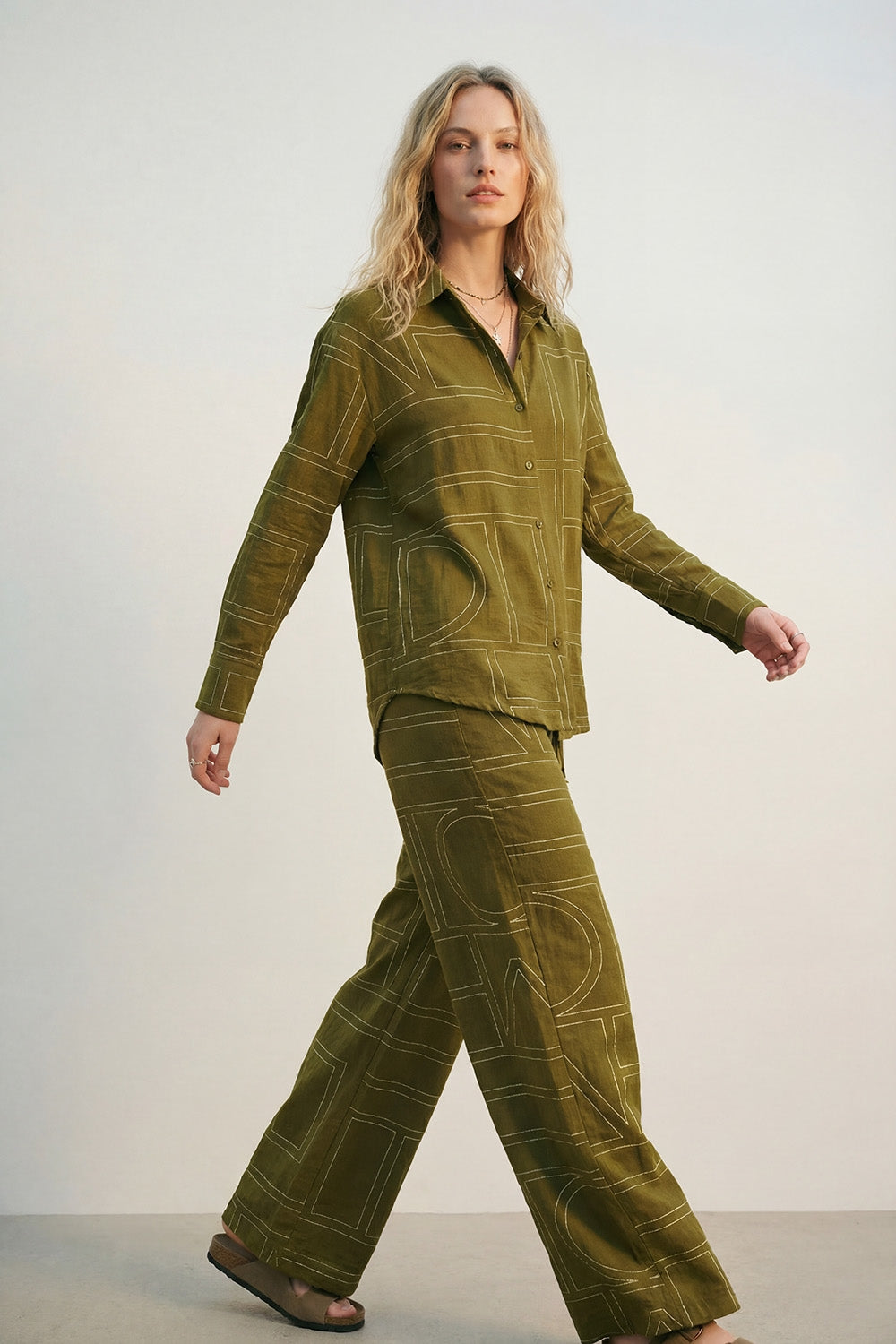 Pantaloni larghi in tessuto fine fluido oliva con stampa grafica
