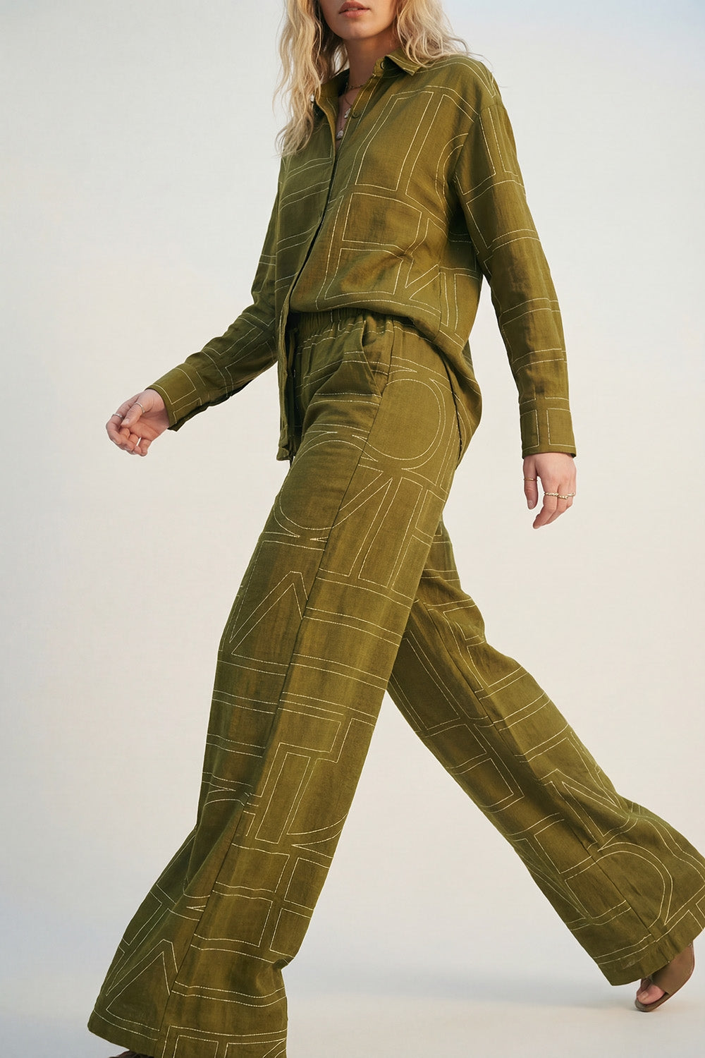 Pantaloni larghi in tessuto fine fluido oliva con stampa grafica