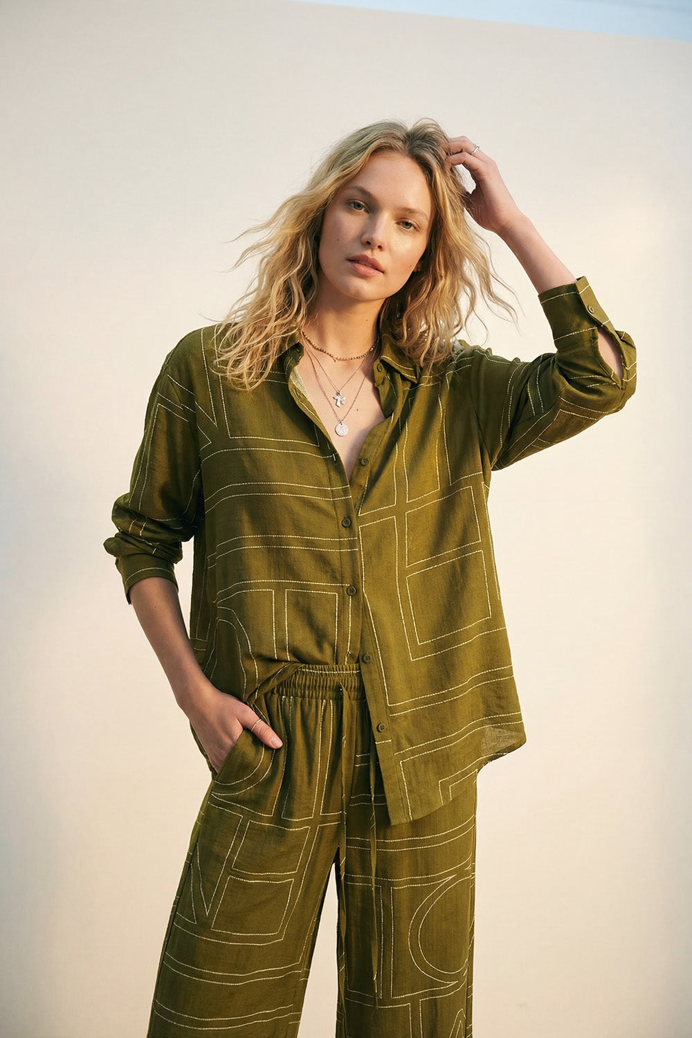 Pantaloni larghi in tessuto fine fluido oliva con stampa grafica
