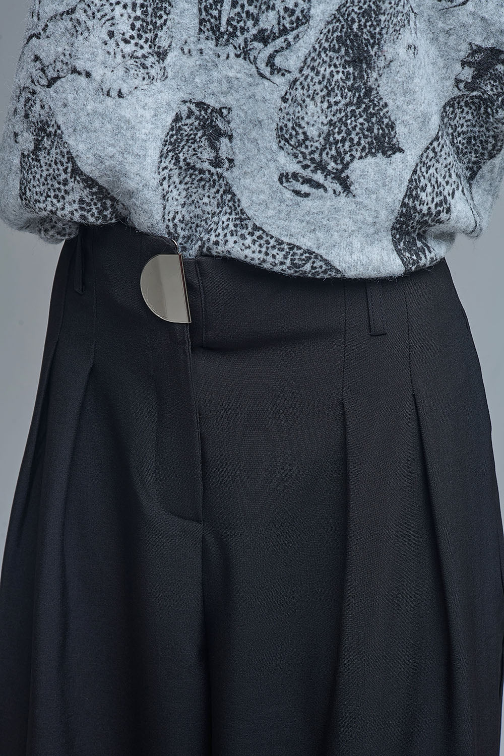 Pantaloni larghi plissettati neri con fibbia in metallo