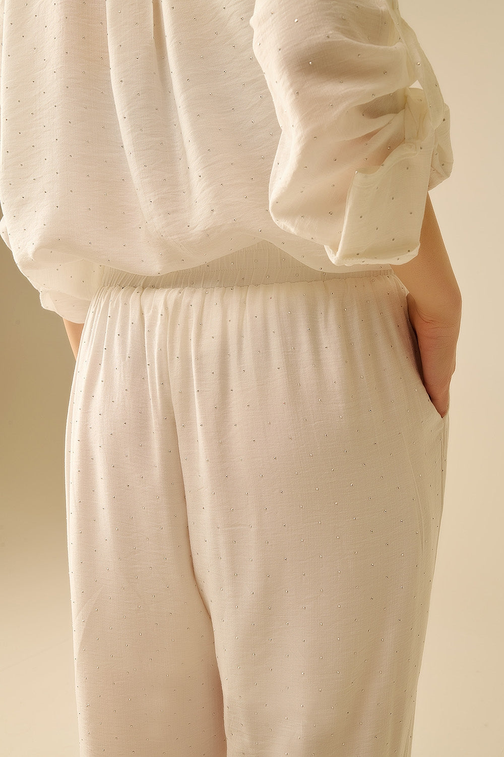 Pantaloni leggeri a gamba larga bianchi con dettagli in strass