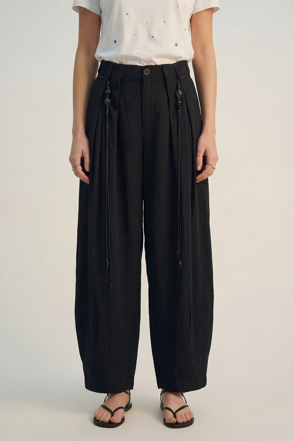 Q2 Pantaloni leggeri in Rayon Barrel-Fit di colore nero