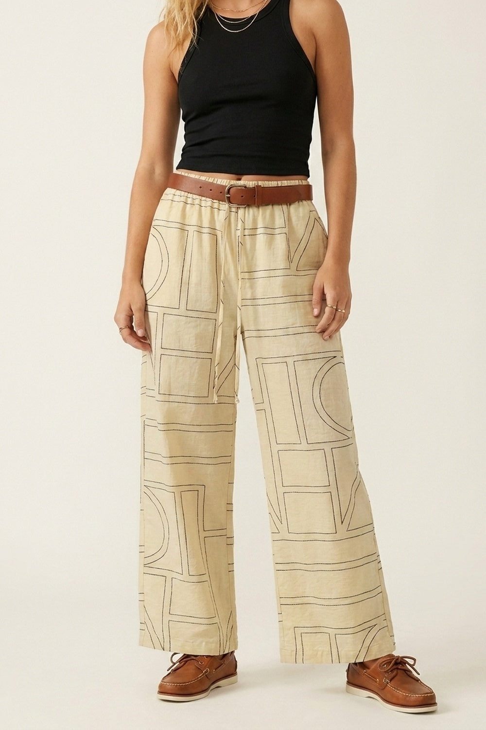 Q2 Pantaloni lounge beige a gamba larga con stampa geometrica