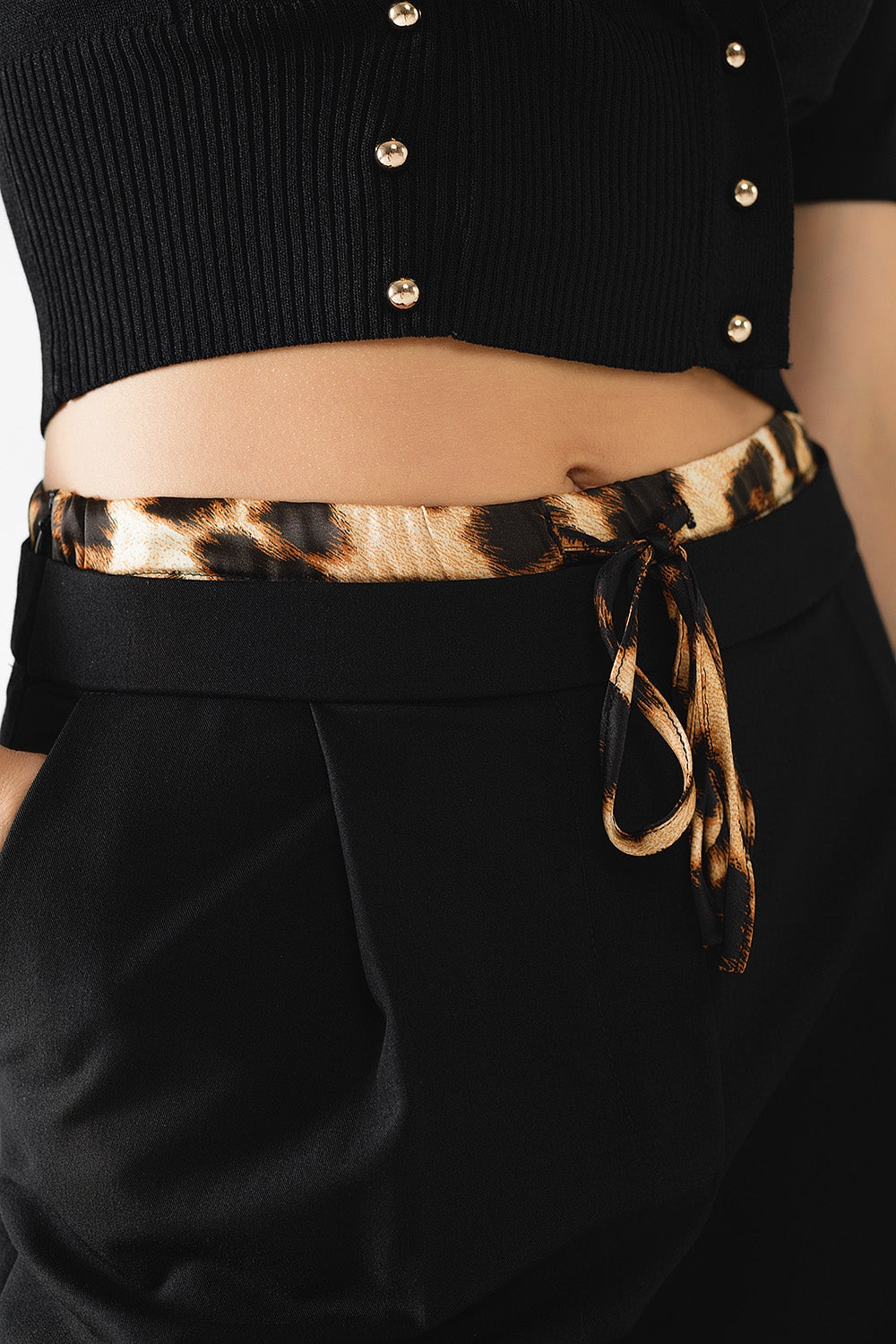Pantaloni lunghi neri a pieghe con dettaglio leopardato in vita