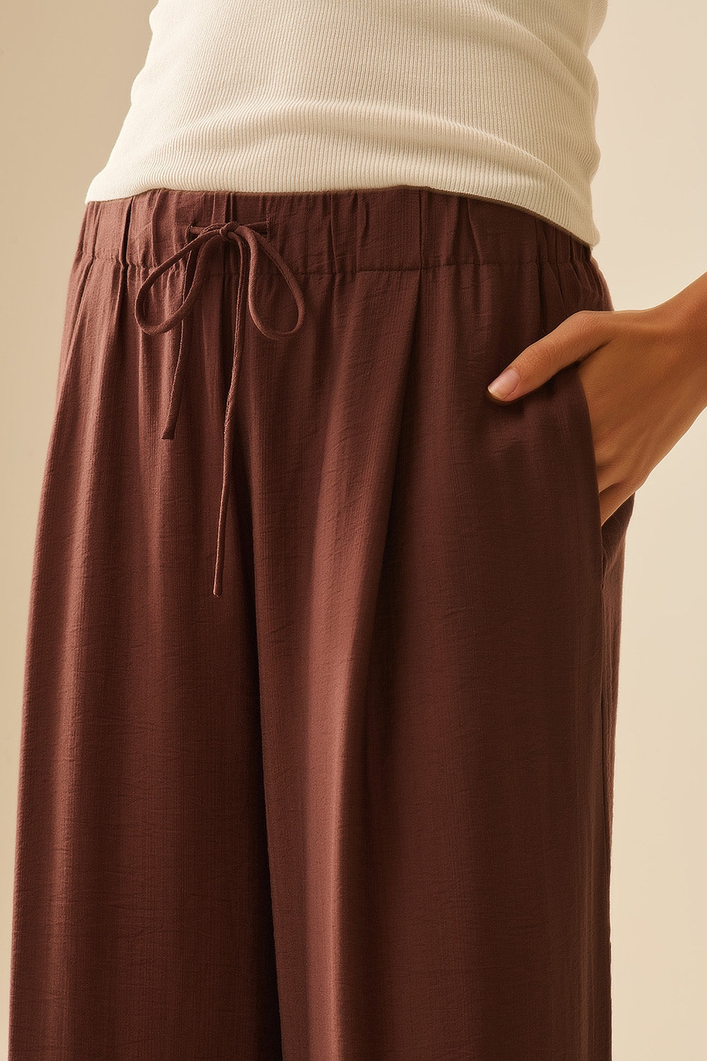 Pantaloni marroni a gamba larga in tessuto leggero di viscosa