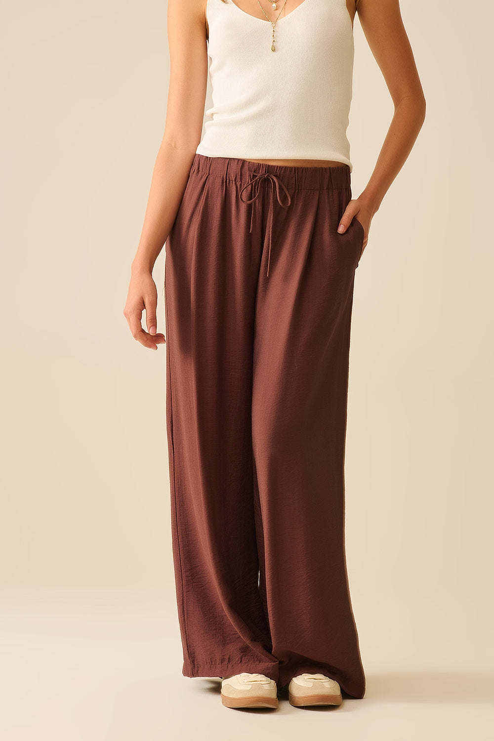 Pantaloni marroni a gamba larga in tessuto leggero di viscosa