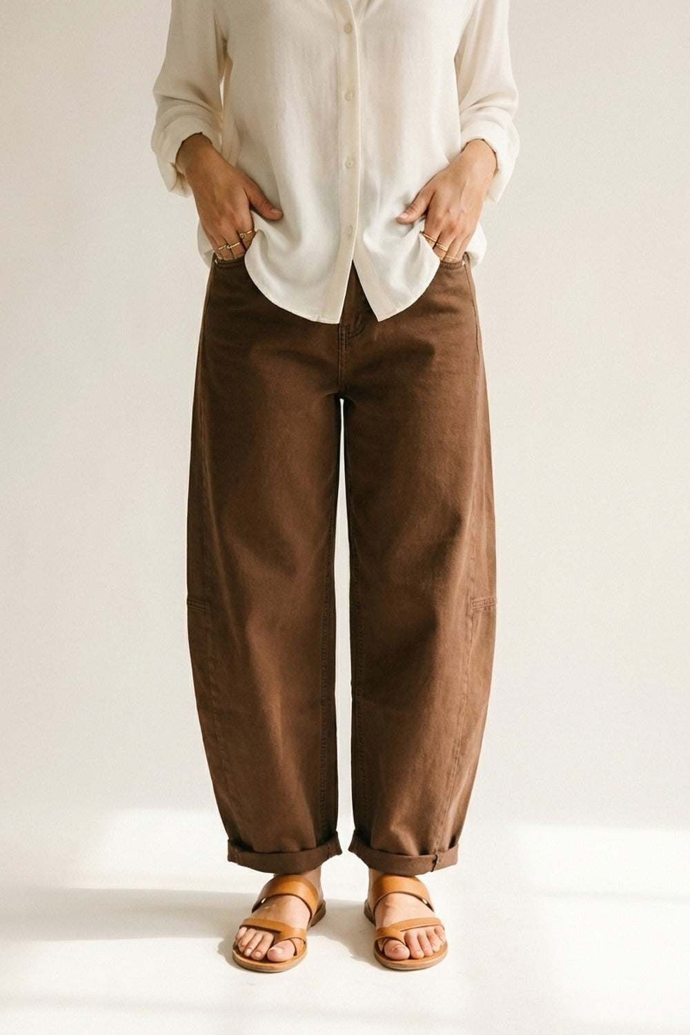 Q2 Pantaloni Marroni a Gamba Larga in Twill di Cotone con Tasche in Stile Barrel