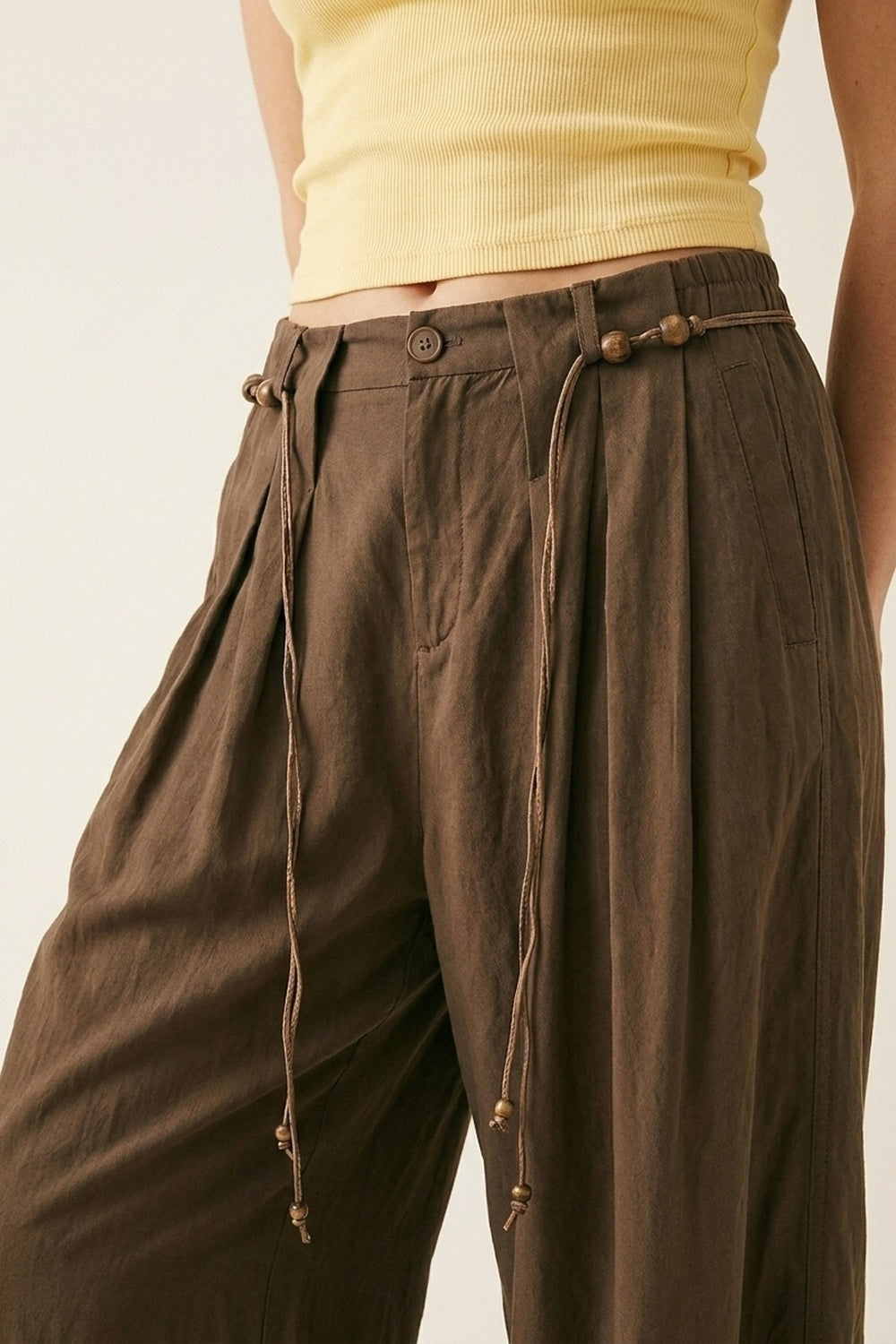 Pantaloni marroni con gamba larga e coulisse dal taglio rilassato