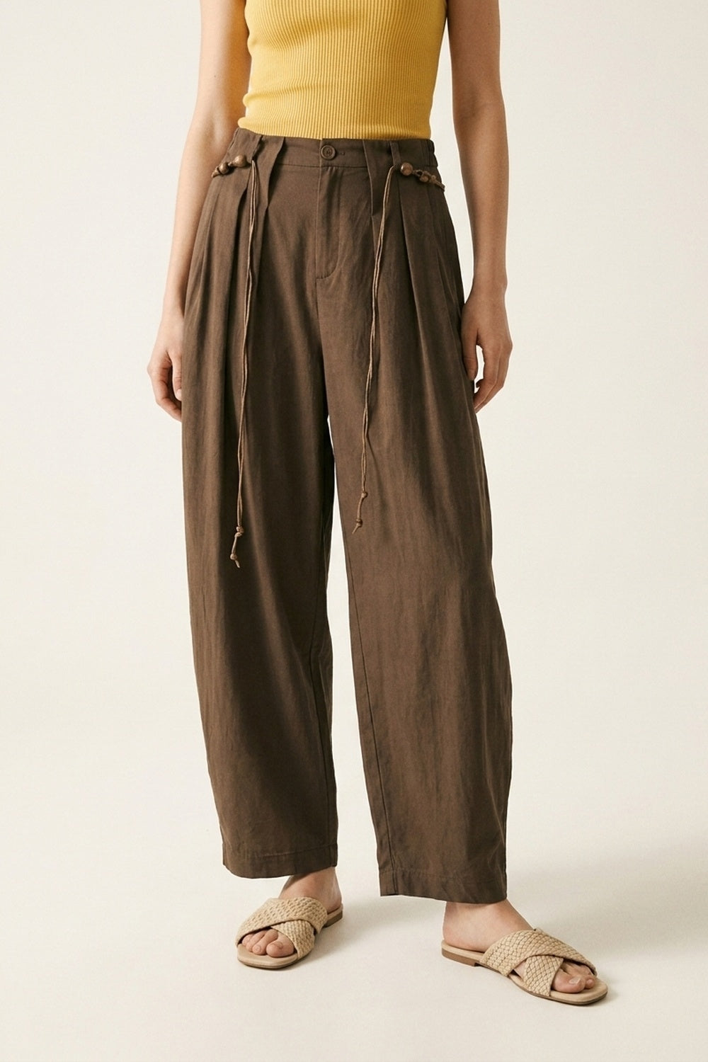 Pantaloni marroni con gamba larga e coulisse dal taglio rilassato
