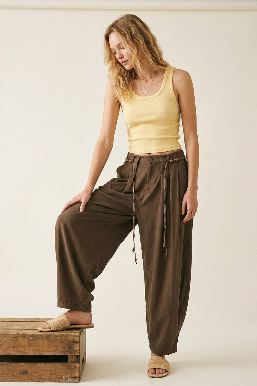 Pantaloni marroni con gamba larga e coulisse dal taglio rilassato