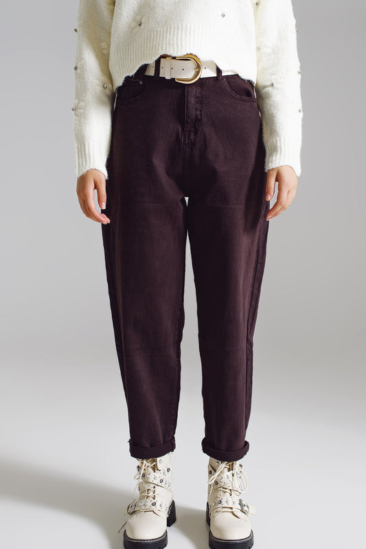 Q2 Pantaloni marroni rilassati con dettaglio tasca in vita.
