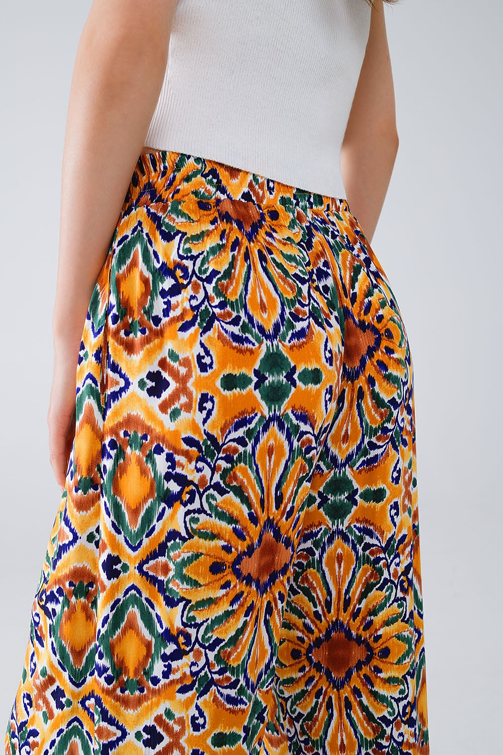 Pantaloni multicolore con stampa floreale in arancione e blu