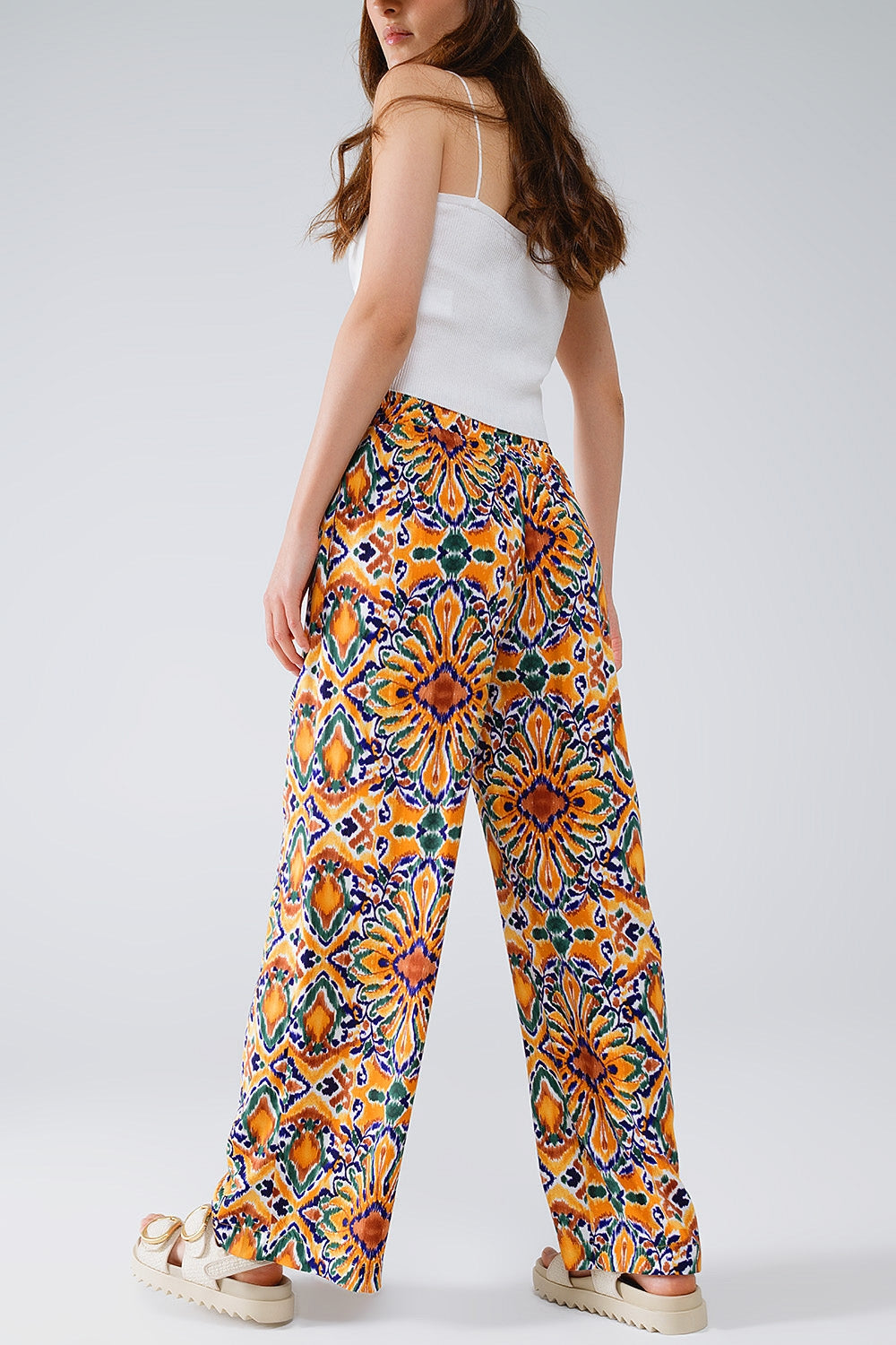 Pantaloni multicolore con stampa floreale in arancione e blu