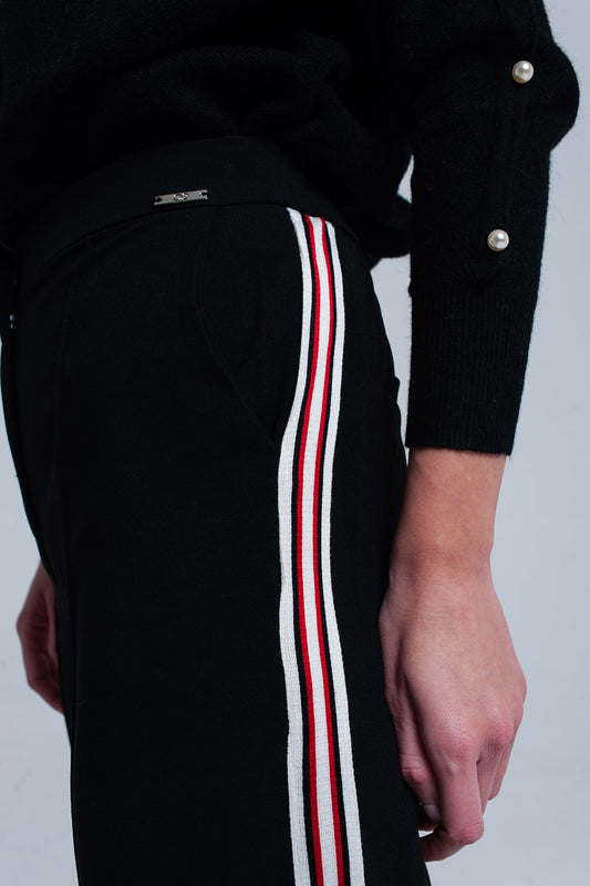 Q2 Pantaloni neri con dettaglio a righe