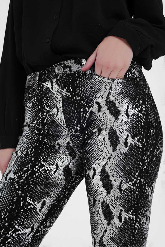 Q2 Pantaloni neri slim animalier