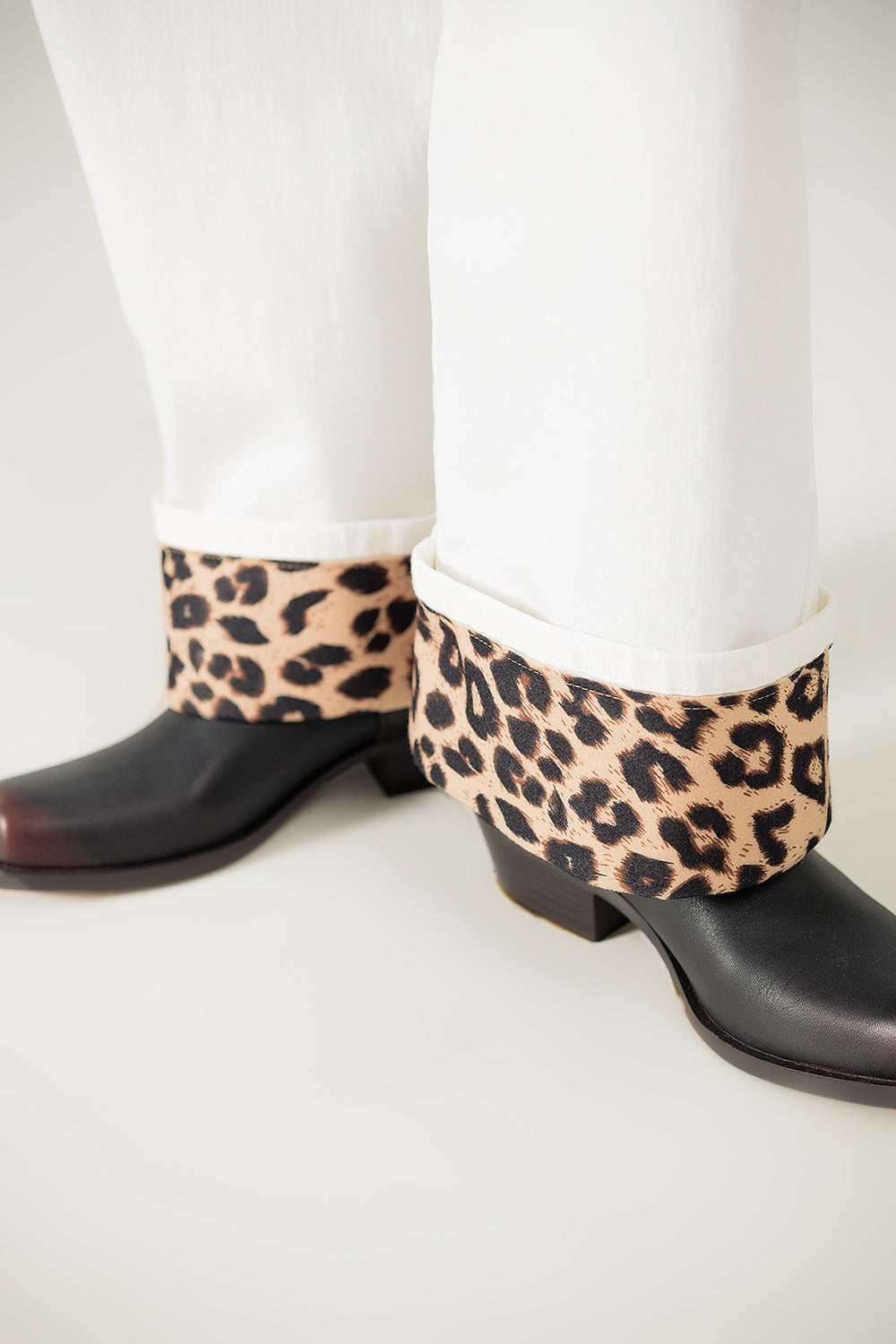 Pantaloni panna a gamba larga con stampa leopardata sul fondo