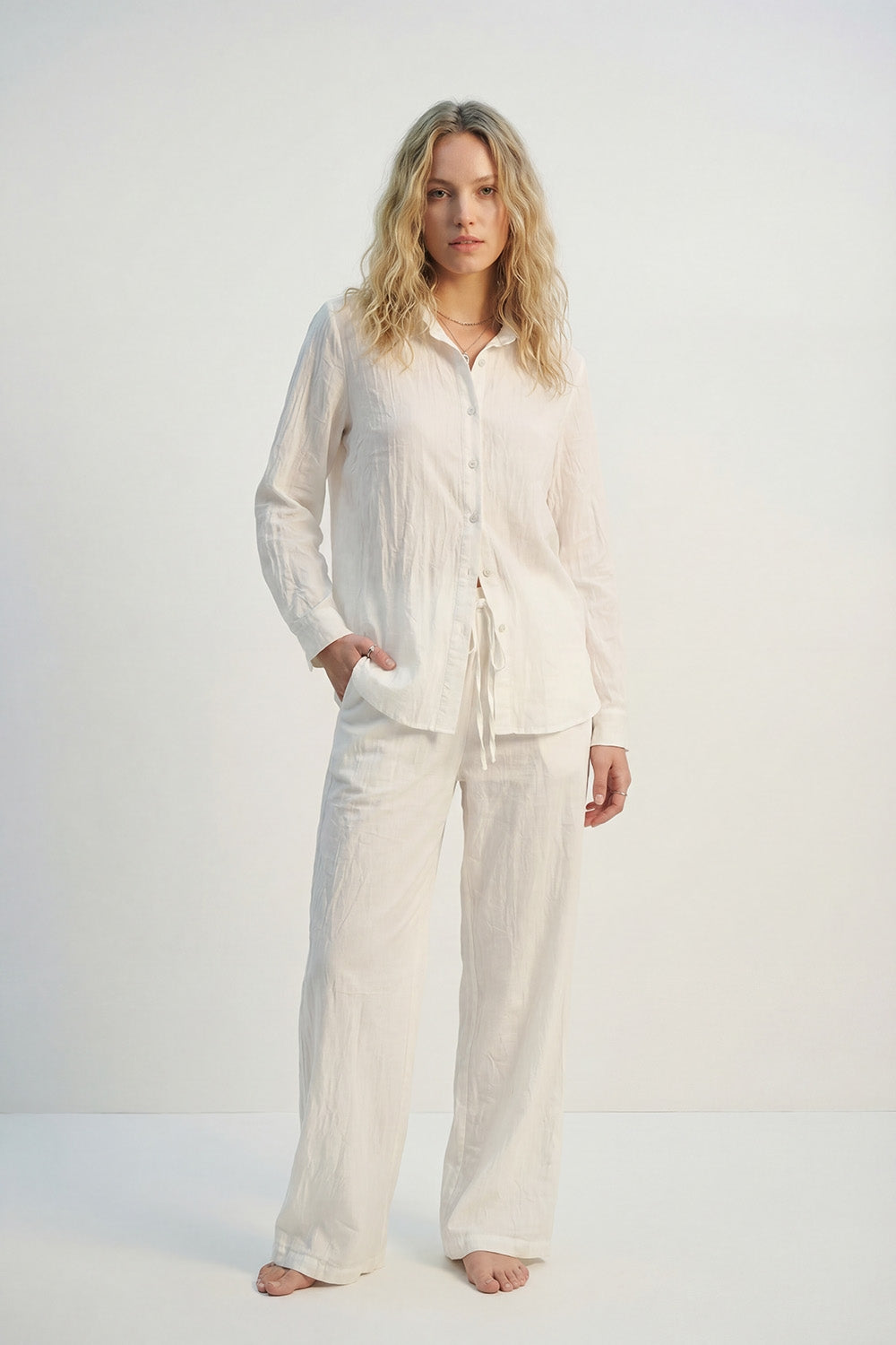 Pantaloni panna leggeri e stropicciati a gamba larga con elastico in vita