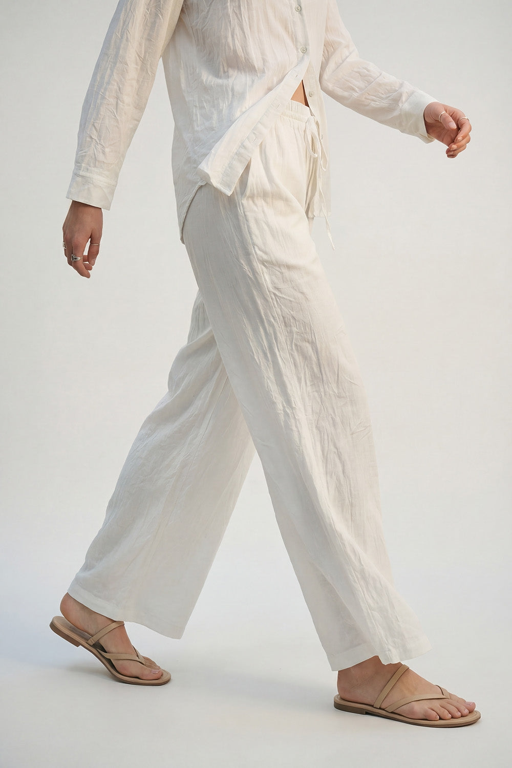 Pantaloni panna leggeri e stropicciati a gamba larga con elastico in vita