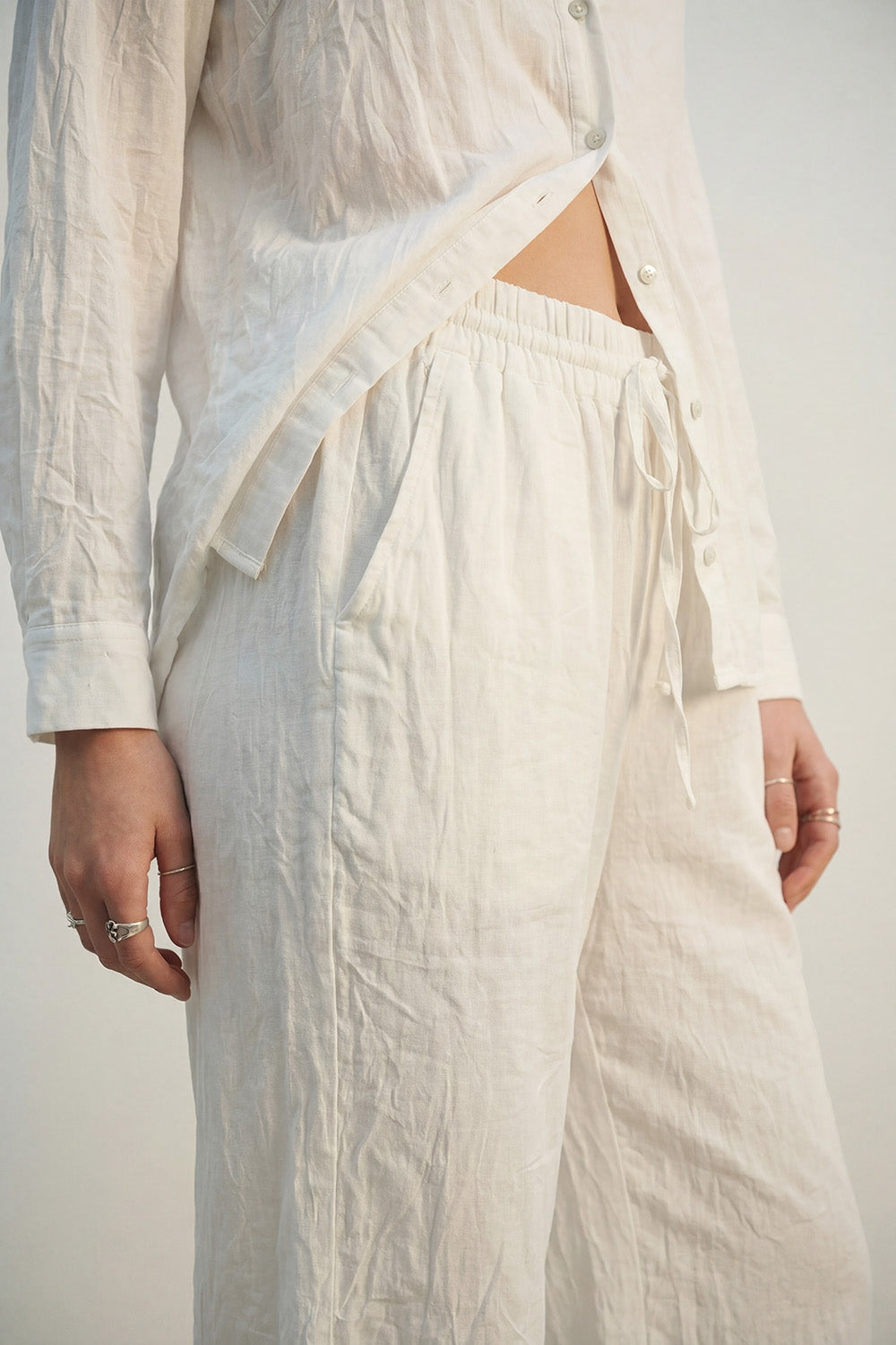 Pantaloni panna leggeri e stropicciati a gamba larga con elastico in vita