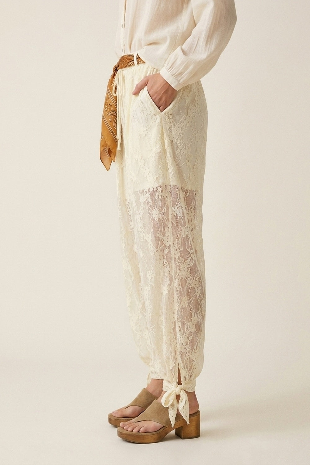 Q2 Pantaloni rilassati con orlo trasparente in pizzo floreale color crema